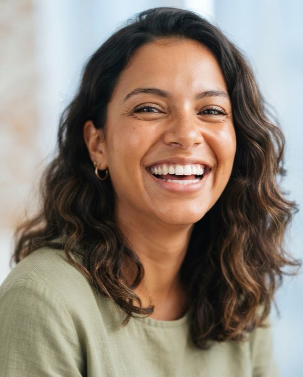 Mulher jovem sorrindo com confiança
